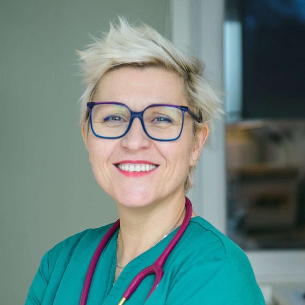 Legitimerad veterinär Dominika som utför ultraljud och gastroenterologi på UmeVet