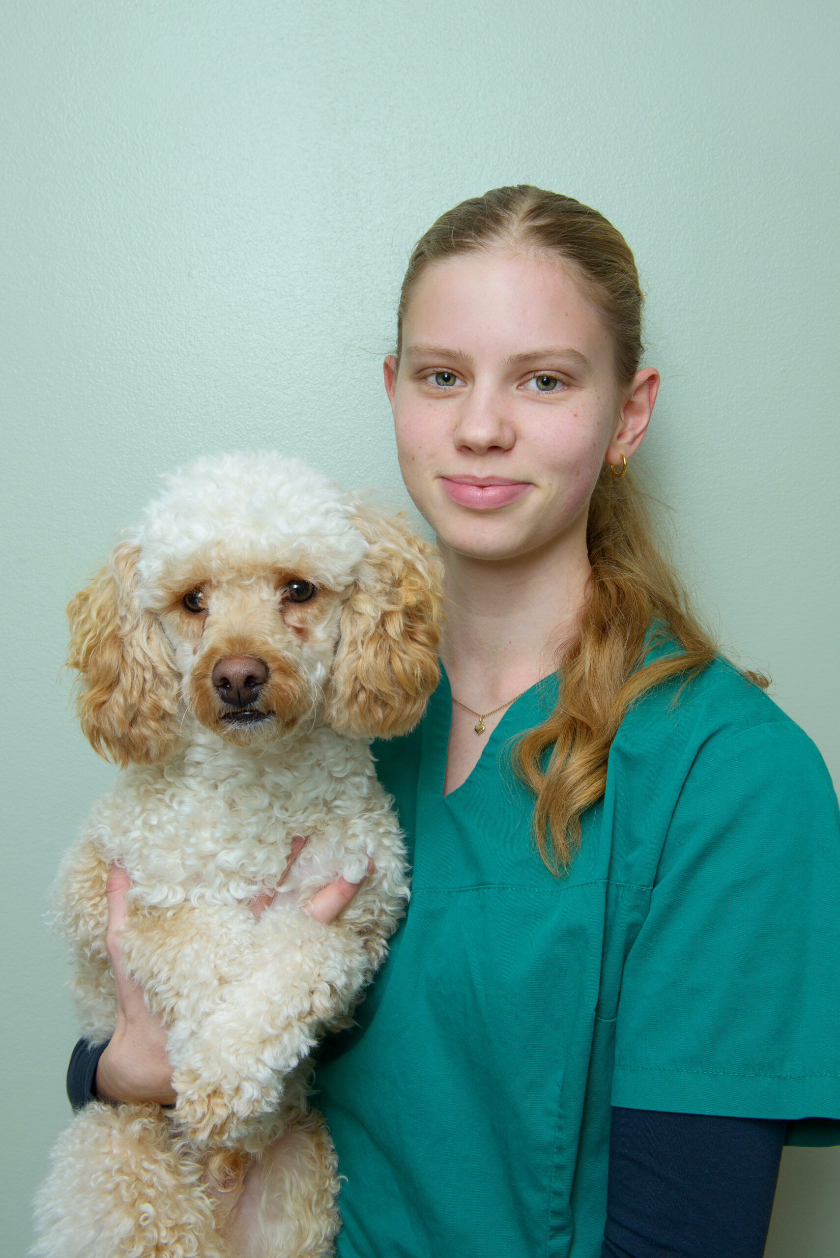 Elsa arbetar med service och djursjukvård i receptionen på UmeVet tillsammans med hunden Molle
