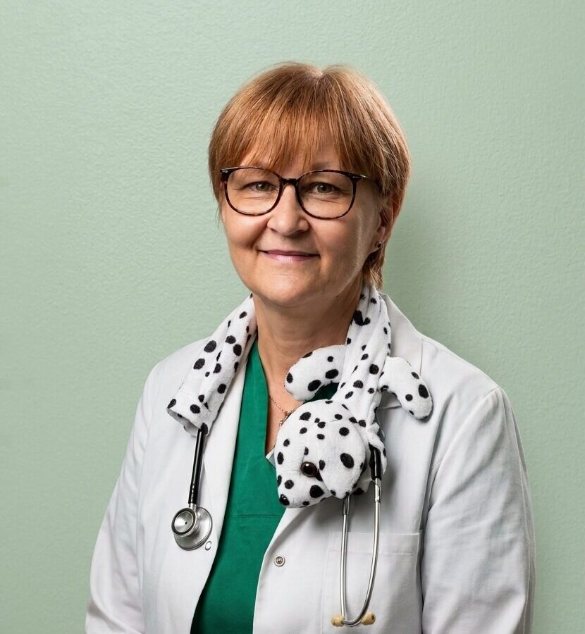 Legitimerad veterinär Agnieszka som utför mjukdelskirurgi och tandvård på UmeVet